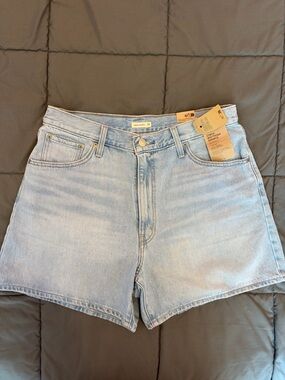 Levi’s Cinch Shorts Size 32 NWT
